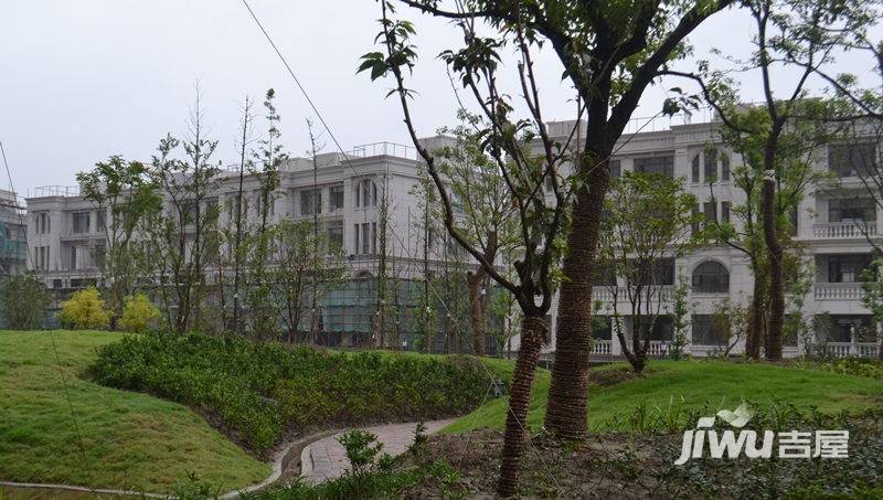 伯爵大地社区实景 叠加别墅远景